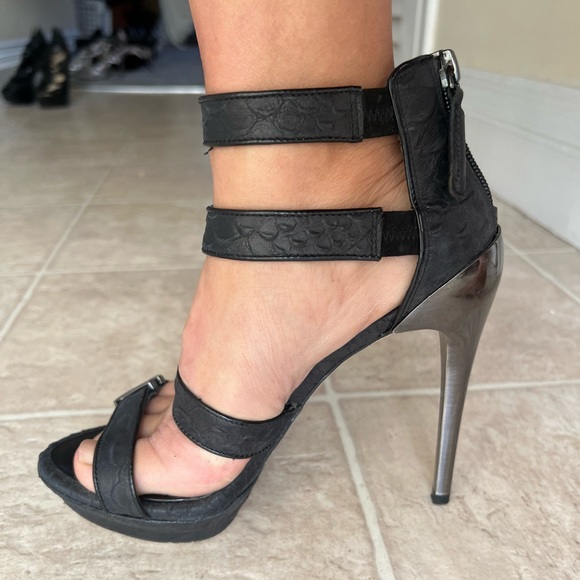 =BCBG MAXAZRIA Black Platform Reptile Leather Heels W/ Black Chrome Accents 5.5 - Picture 2 of 8